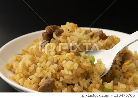 用湯匙把滾燙的炒飯舀起來 120476700