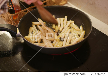 Cooking Fresh Green Beans in a Pan A delightful and healthy vegetable dish to prepare Cooking Fresh Green Beans in a Pan A delightful and healthy vegetable dish to prepare 120476754