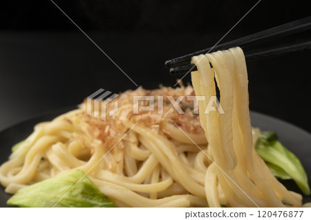 I can pick up the steaming hot yakisoba noodles with my chopsticks. 120476877