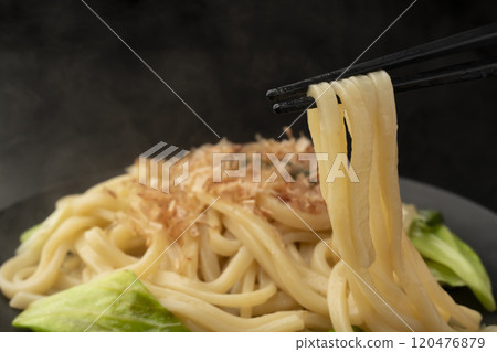可以用筷子夾起熱氣騰騰的炸烏龍麵。 120476879