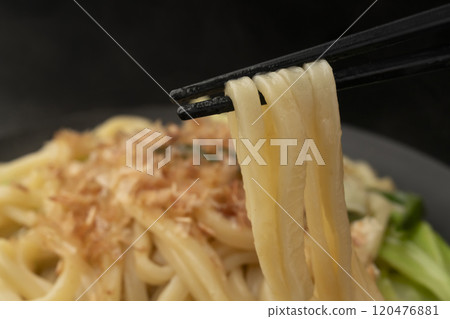 可以用筷子夾起熱氣騰騰的炸烏龍麵。 可以用筷子夾起熱氣騰騰的炸烏龍麵。 120476881