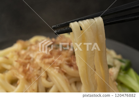 可以用筷子夾起熱氣騰騰的炸烏龍麵。 120476882