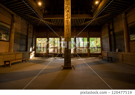 從岩手縣舊金色堂內部欣賞秋天的中尊寺院景色 120477519