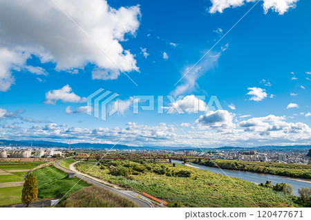 從京都府八幡市櫻花大館展望台眺望木津川 120477671