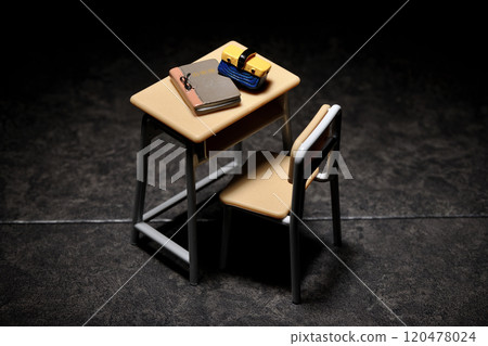 微型書桌和椅子 120478024