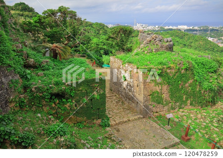 [沖繩縣]晴天的中城城遺址（正門遺址） 120478259