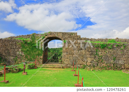 [Okinawa Prefecture] Nakagusuku Castle ruins on a clear day (Southern Bailey, First Bailey) 120478261