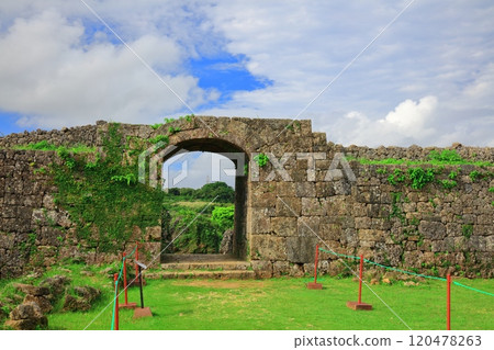 [Okinawa Prefecture] Nakagusuku Castle ruins on a clear day (Southern Bailey, First Bailey) 120478263
