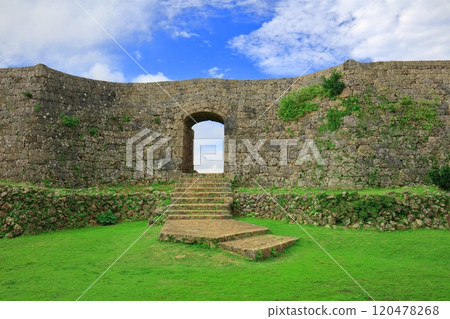 [Okinawa Prefecture] Nakagusuku Castle ruins (second enclosure) on a clear day 120478268
