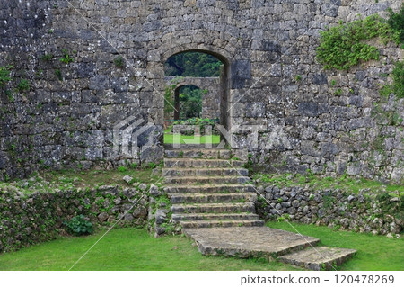 [沖繩縣] 中城城遺址（從二之區看到的一之區） 120478269