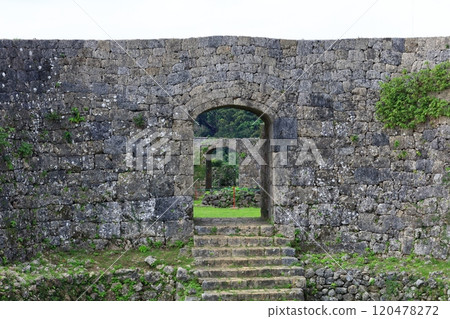 [Okinawa Prefecture] Nakagusuku Castle ruins (First enclosure seen from second enclosure) 120478272