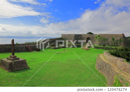 [Okinawa Prefecture] Nakagusuku Castle ruins (second enclosure) on a clear day 120478274