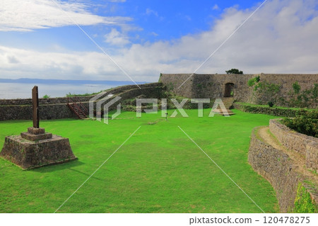[Okinawa Prefecture] Nakagusuku Castle ruins (second enclosure) on a clear day 120478275