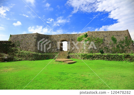 [Okinawa Prefecture] Nakagusuku Castle ruins (second enclosure) on a clear day 120478282