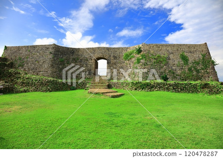 [Okinawa Prefecture] Nakagusuku Castle ruins (second enclosure) on a clear day 120478287