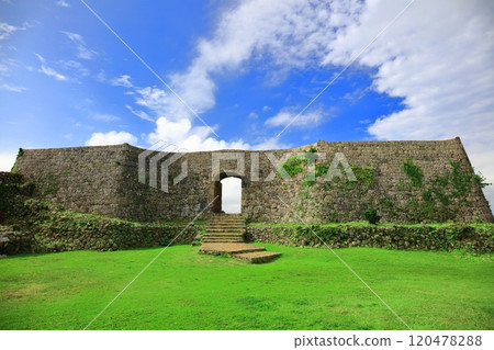 [Okinawa Prefecture] Nakagusuku Castle ruins (second enclosure) on a clear day 120478288