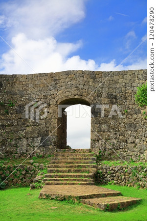 [沖繩縣] 晴天時的中城城遺址（二之閣） 120478290