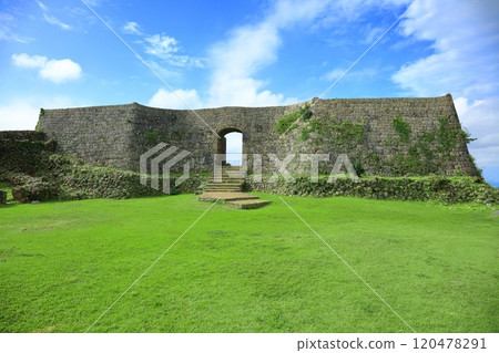 [Okinawa Prefecture] Nakagusuku Castle ruins (second enclosure) on a clear day 120478291