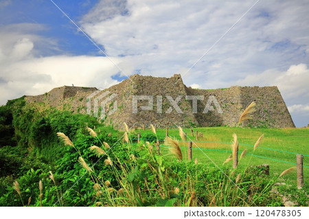 [Okinawa Prefecture] Nakagusuku Castle Ruins (Third Bailey) on a clear day 120478305