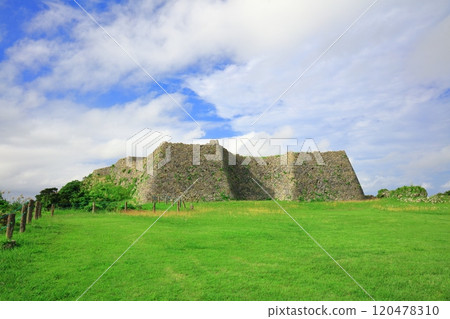 [Okinawa Prefecture] Nakagusuku Castle Ruins (Third Bailey) on a clear day 120478310