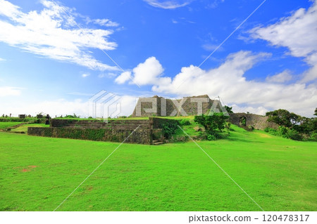[Okinawa Prefecture] Nakagusuku Castle Ruins (Third Bailey) on a clear day 120478317