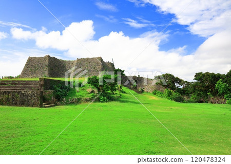 [沖繩縣] 晴天時的中城城遺址（三王閣） 120478324
