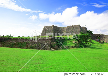[Okinawa Prefecture] Nakagusuku Castle Ruins (Third Bailey) on a clear day 120478325
