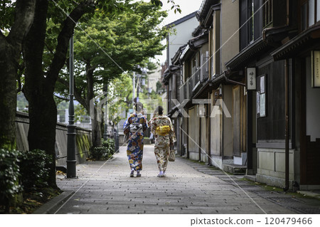 在和町茶屋區走來走去的和服女孩 120479466