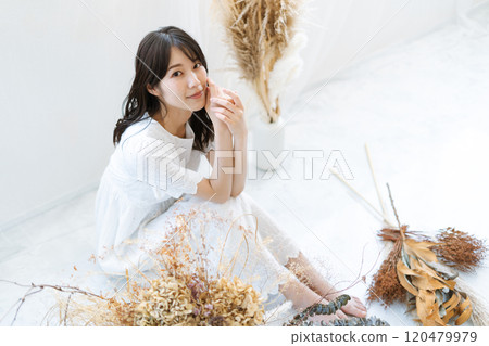 黑色長髮的年輕女子（美女圖片） 120479979