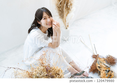 黑色長髮的年輕女子（美女圖片） 120479980