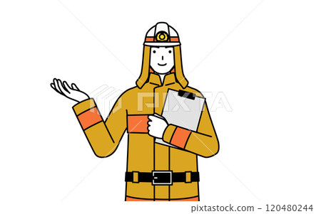 身穿消防服的消防員拿著剪貼板，攤開雙手 120480244