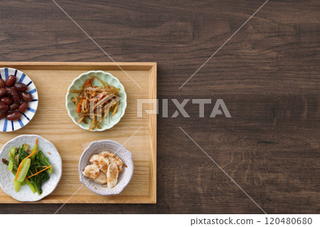 盂蘭盆節上的日本小菜 120480680