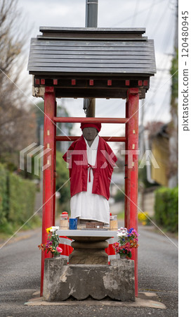 穿過道路的古山地藏像 120480945