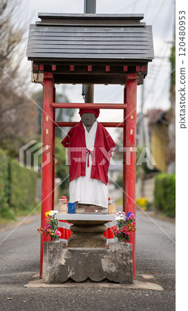 穿過道路的古山地藏像 120480953