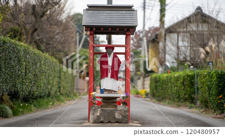 穿過道路的古山地藏像 120480957