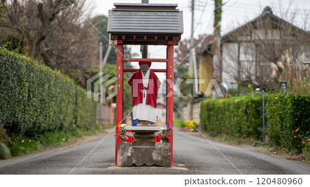 穿過道路的古山地藏像 120480960