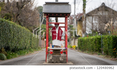 穿過道路的古山地藏像 120480962