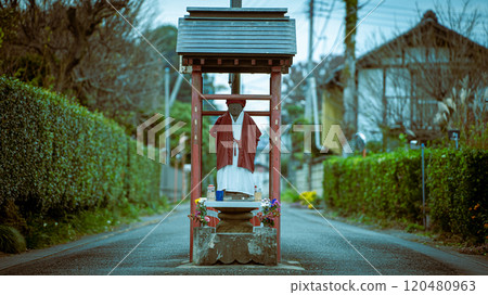 穿過道路的古山地藏像 120480963