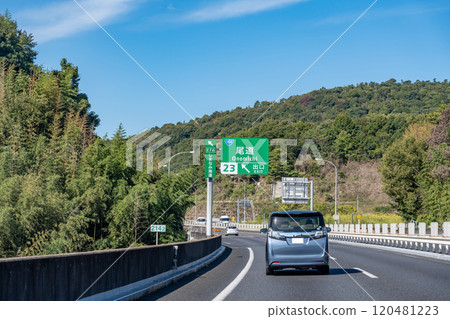 廣島縣尾道市山陽高速公路尾道IC附近行駛的客車 120481223