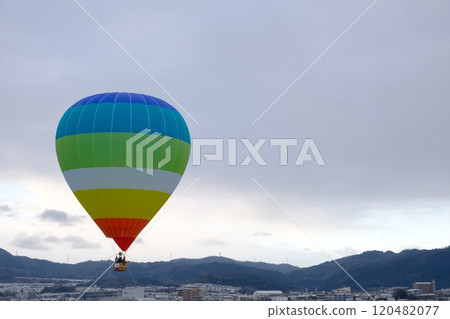 漂浮在龜岡盆地的氣球 120482077