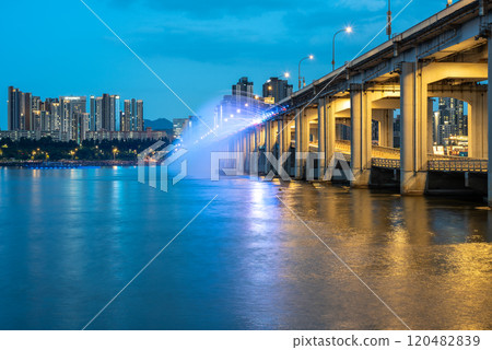 Banpo Bridge Moonlight Rainbow Fountain on Han river in Seoul, capital of South Korea 120482839
