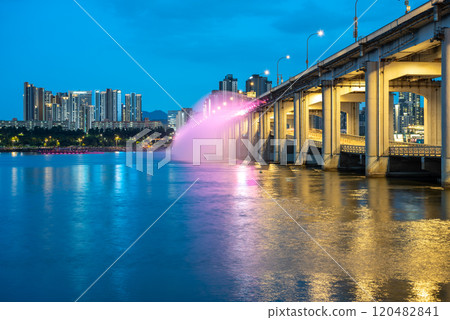 Banpo Bridge Moonlight Rainbow Fountain on Han river in Seoul, capital of South Korea 120482841