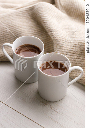 Cups of delicious hot chocolate and artisanal gift box 120483040