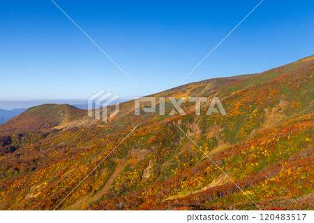 栗駒山橫跨宮城縣、岩手縣、秋田縣三個縣,從中央球場的山坡上可以看到生機勃勃的紅葉和藍天。 栗駒山橫跨宮城縣、岩手縣、秋田縣三個縣,從中央球場的山坡上可以看到生機勃勃的紅葉和藍天。 120483517