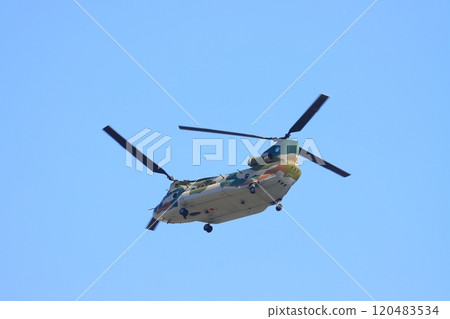 大型運輸直升機CH-47J陸上自衛隊演習 120483534