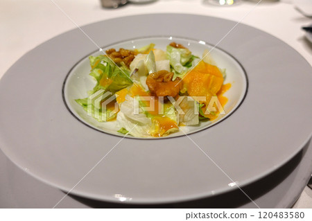 豪華遊輪 MSC Bellissima 上的晚餐 120483580