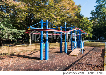 東京都世田谷區衣田公園、大家廣場的泰山繩索、秋日晴空 120483706