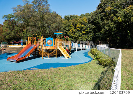 Kinuta Park: Fun playground equipment at Minna no Hiroba (Everyone's Square) - Autumn clear blue sky - Kinuta Park, Setagaya Ward, Tokyo Kinuta Park: Fun playground equipment at Minna no Hiroba (Everyone's Square) - Autumn clear blue sky - Kinuta Park, Setagaya Ward, Tokyo 120483709