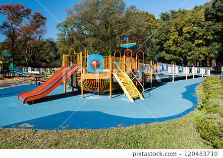 衣田公園 東京世田谷區衣田公園，大家廣場上的大型遊樂設施，秋日晴朗的天空 120483710
