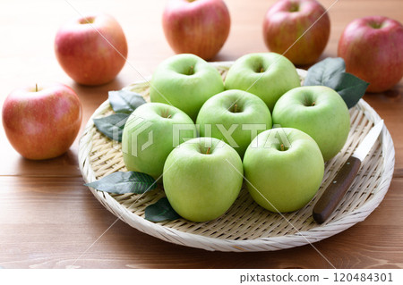 Green apple and red apple 120484301